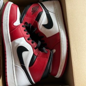 Air Jordan 1 Mid Chicago